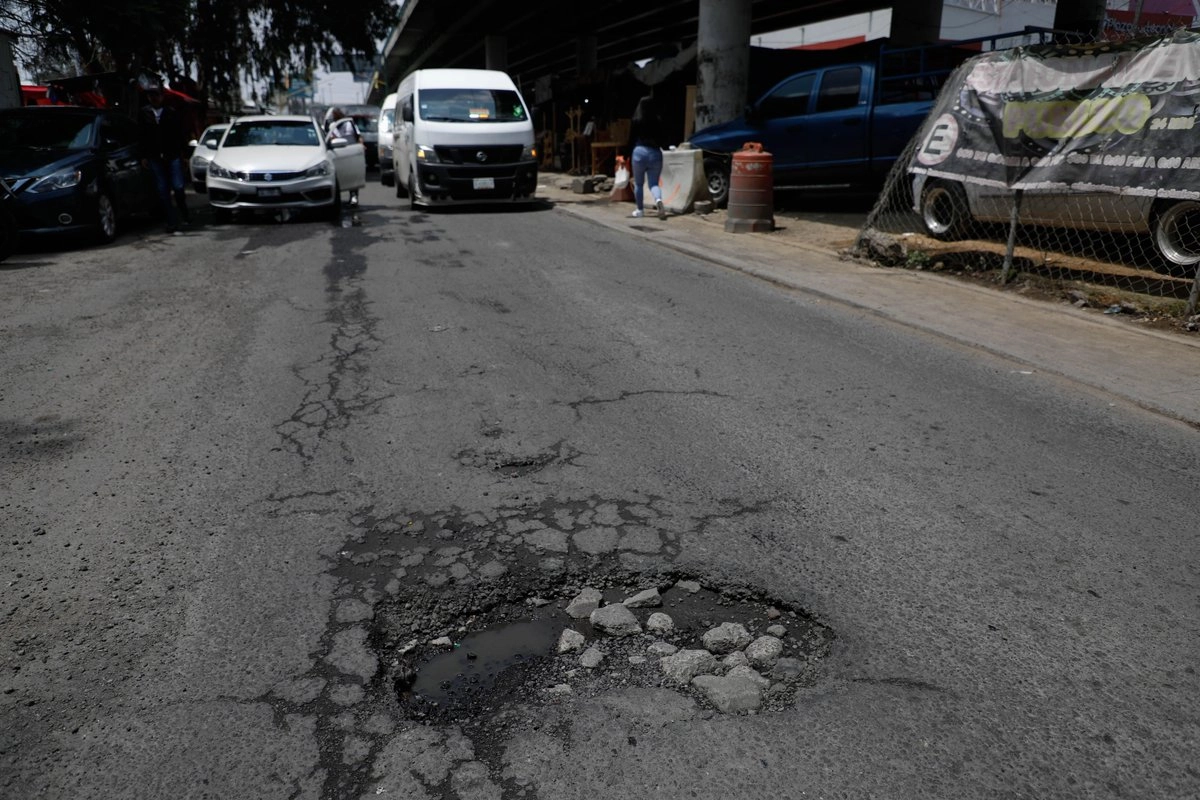 Hace unos días se iniciaron trabajos de bacheo en algunas vialidades de los perímetros A y B del Centro Histórico, entre ellas Palma, Belisario Domínguez y Donceles. Foto 