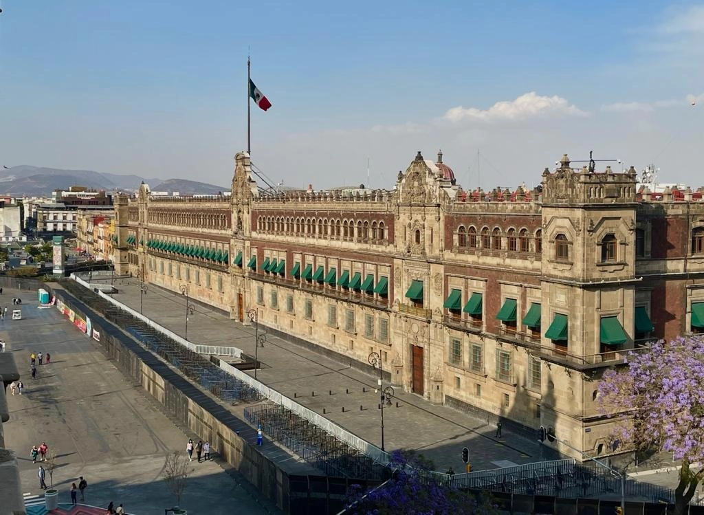 Diversos puntos y avenidas de la Ciudad de México fueron protegidos con vallas metálicas de más de dos metros de altura ante las marchas programadas por organizaciones feministas, mujeres sindicalizadas y grupos sociales y políticos para el día 8. Foto Yazmín Ortega Cortés