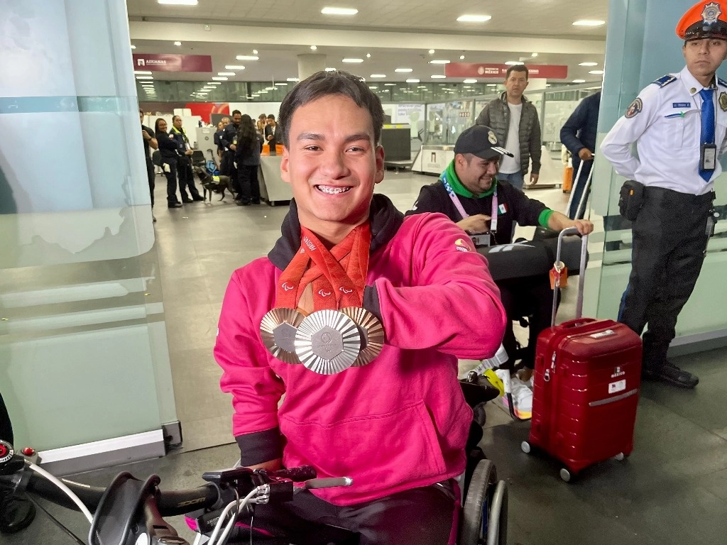 En la imagen, Ángel Camacho muestra orgulloso sus tres preseas. Foto Luis Castillo