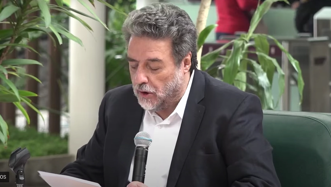 El subsecretario de Educación Superior de la SEP, Luciano Concheiro, destacó que el Estado coadyuvará a garantizar que las universidades se constituyan como espacios libres de todo tipo de violencia. Captura de la transmisión de la inauguración del Centro de Estudios de Género de El Colegio de México en YouTube