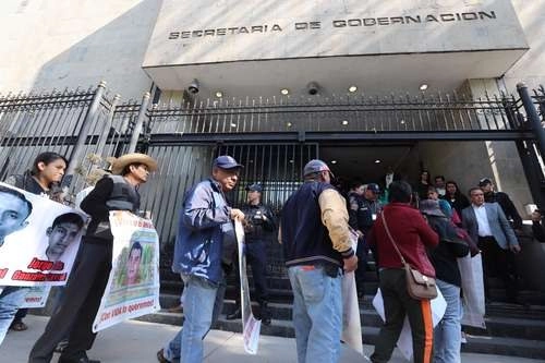 Familiares de los 43 normalistas desaparecidos asistieron a Gobernación, donde la Comisión para la Verdad y Acceso a la Justicia en el caso Ayotzinapa se reunió con el subsecretario de Derechos Humanos, Alejandro Encinas. Foto Marco Peláez