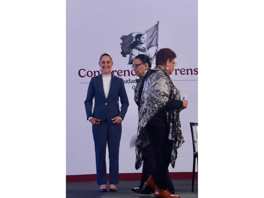 La presidenta Claudia Sheinbaum ofrece su primera conferencia matutina en Palacio Nacional, en la Ciudad de México, el 2 de octubre de 2024. Foto Luis Castillo