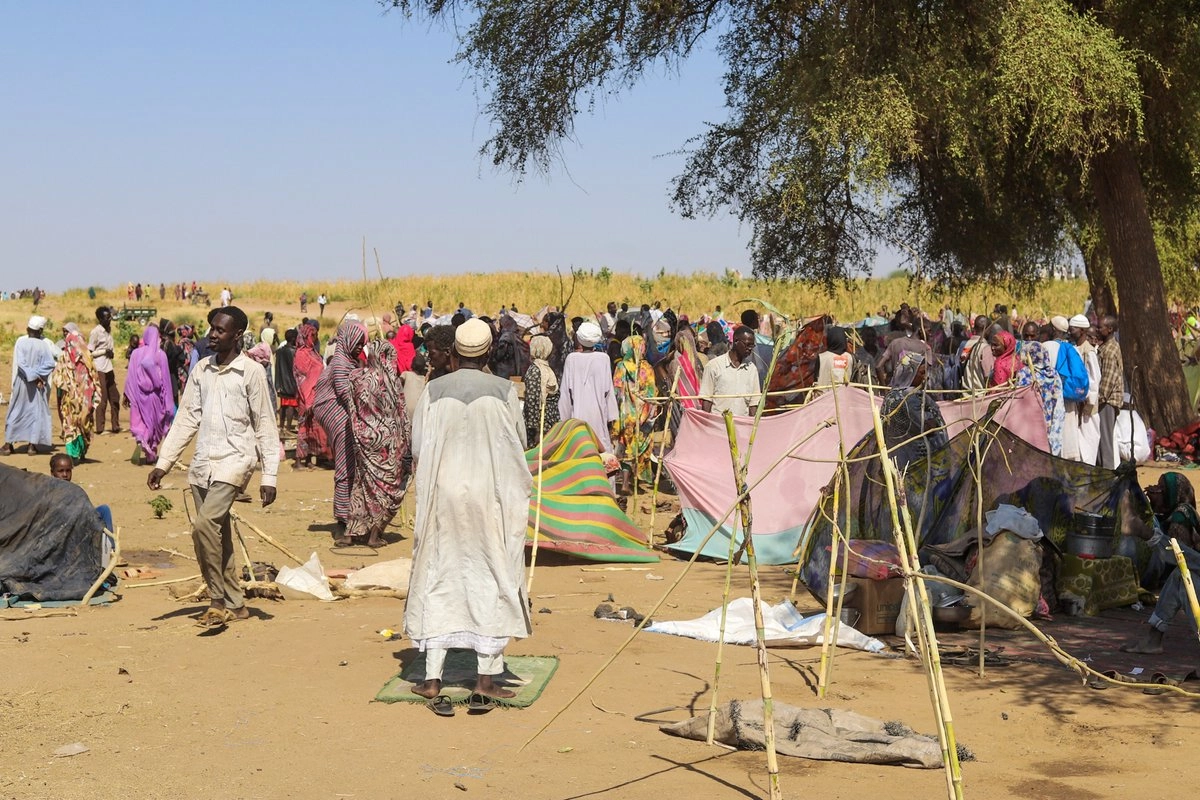 Sudaneses se reúnen en un campamento de Tawila, luego de huir de la ciudad de El Fasher, 'tomada' por las Fuerzas de Apoyo Rápido (RSF), en Sudán, el 29 de octubre de 2025. Foto 