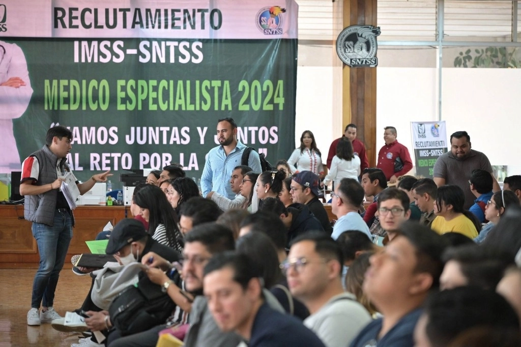 El Instituto Mexicano del Seguro Social, durante una  jornada de reclutamiento de residentes médicos especialistas. Foto Cuartoscuro / archivo  