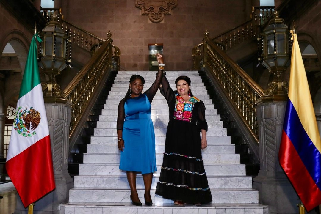 PIE: La jefa de Gobierno de la Ciudad de México, Clara Brugada, entrega las Llaves de la ciudad a Francia Márquez, vicepresidenta de Colombia, en el Antiguo Palacio del Ayuntamiento, el 10 de abril del 2025. 