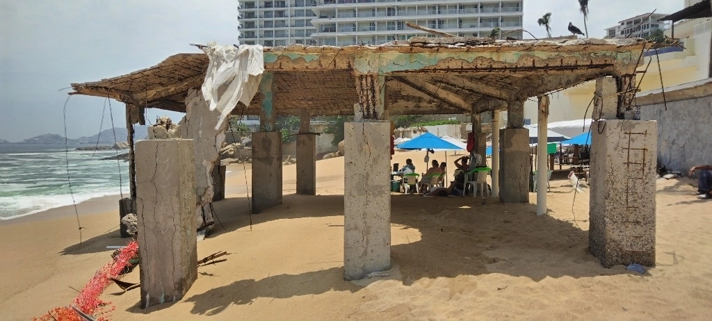 Prestadores de servicios turísticos en Acapulco lamentaron que en algunas playas como Icacos no se ha reactivado el turismo. Foto Héctor Briseño 