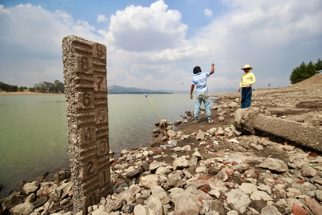 El nivel histórico más bajo de agua que se ha presentado en la presa Villa Victoria, en el estado de México, afecta la capacidad de suministro al Sistema Cutzamala. Foto Luis Castillo / Archivo