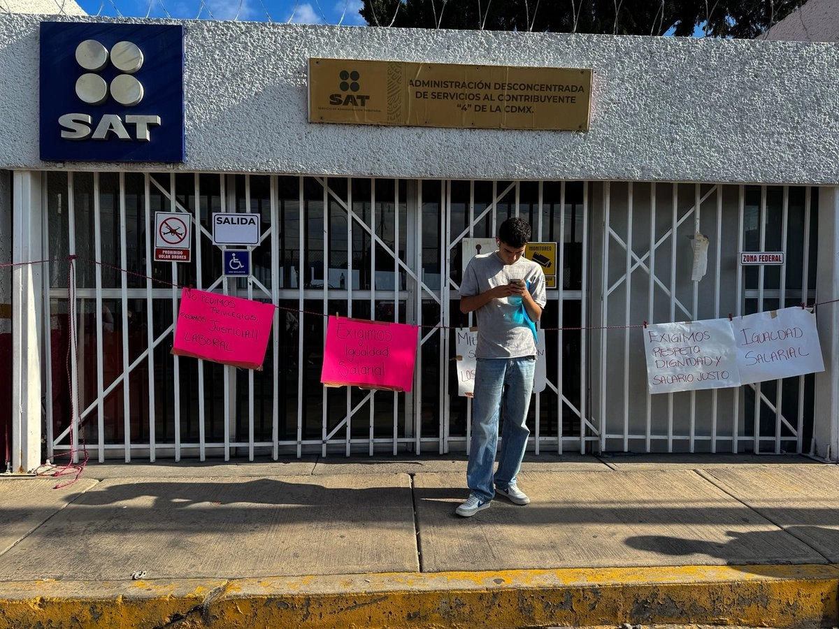 Trabajadores del SAT de la oficina Distrito Federal 4 Sur, ubicada en avenida San Lorenzo 104, en la alcaldía Xochimilco, continúan en paro hasta que les resuelvan sus peticiones de pago, en la Ciudad de México, el 15 de octubre de 2025. 