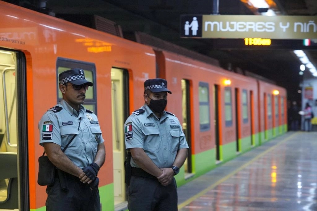 Elementos de la Guardia Nacional vigilan, desde ayer, estaciones del Metro, en la Ciudad de México, el 13 de enero de 2023. Foto José Antonio López