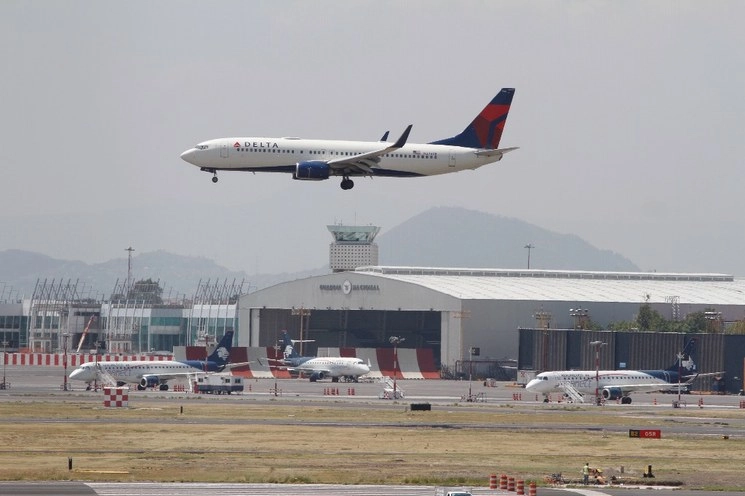 Aspectos de las pistas en la Terminal 1 del Aeropuerto Internacional de la Ciudad de México. Foto Cristina Rodríguez/ archivo