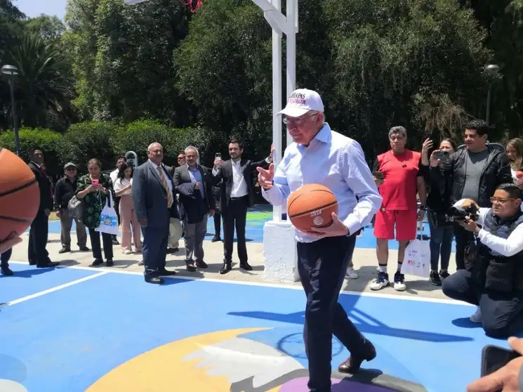El embajador de Estados Unidos, Ken Salazar, durante la inauguación de una cancha de baloncesto en la colonia Roma. Foto La Jornada.