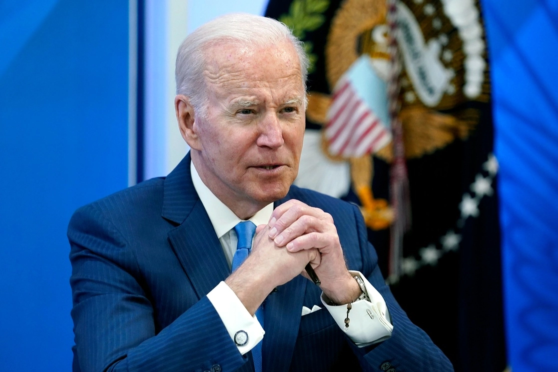 El presidente Joe Biden se encuentra en el South Court Auditorium del complejo de la Casa Blanca en Washington, el 28 de abril de 2022. Foto Ap
