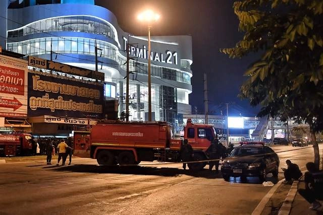 Centro comercial Terminal 21 es resguardado luego que un militar tailandés se atrinchero en su interior tras disparar a la gente. Foto Afp 
