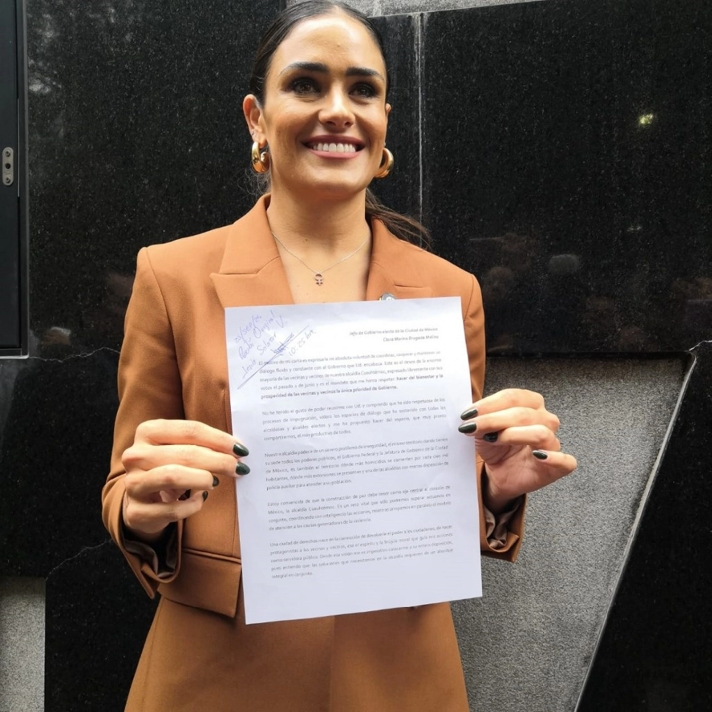 Alessandra Rojo de la Vega, alcaldesa electa de Cuauhtémoc, con la carta que hizo entrega a la jefa de Gobierno electa, Clara Brugada. Foto Elba Mónica Bravo 