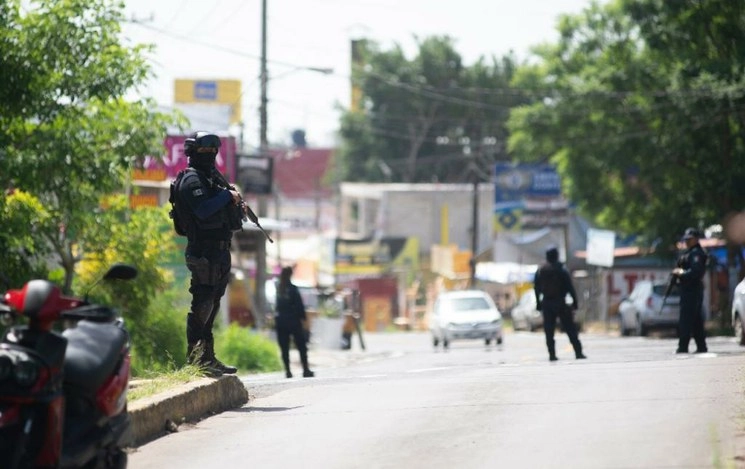 Elementos de la policía estatal de Veracruz recorren las inmediaciones de la Universidad Valladolid, en Xalapa, para tratar de localizar a los homicidas de la rectora de esa casa de estudios, María Guadalupe Martínez. Foto Sergio Hernández Vega