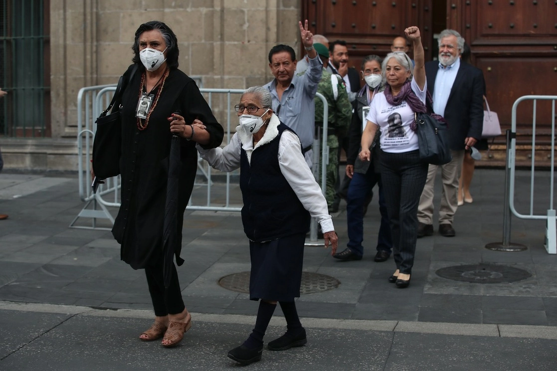 Familiares de sobrevivientes de la 'Guerra Sucia' tras su reunión con el presidente López Obrador. Foto José Antonio López