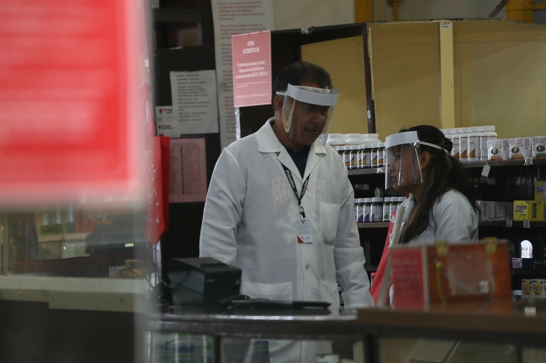 Empleados en una farmacia del Centro Histórico de la CDMX: Foto Yazmín Ortega Cortés