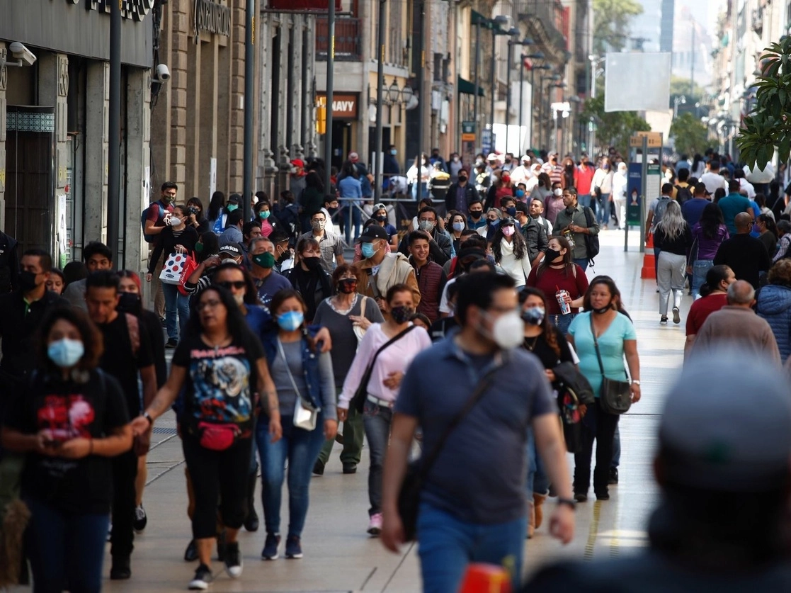 Muchas personas sólo acuden a caminar por la calle Madero, pero sin el uso de cubrebocas, en el Centro Histórico de la Ciudad de México. Foto Cristina Rodríguez