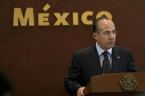 Felipe Calderón, ofreciendo un mensaje a la nación, en junio de 2010. Foto María Meléndrez / Archivo 