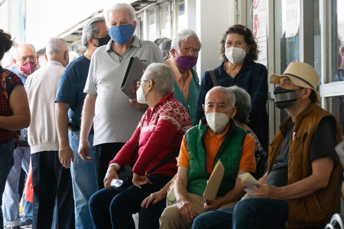 La semana pasada, ancianos hicieron largas filas en la CDMX con el fin de inscribirse al sistema de pensiones. Foto Pablo Ramos