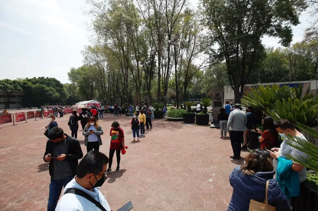 Un grupo de personas acude a realizarse pruebas de detección de Covid-19 en el quiosco de salud instalado en la explanada de la alcaldía Benito Juárez, en la Ciudad de México, el 12 de julio de 2021. Foto Cristina Rodríguez

