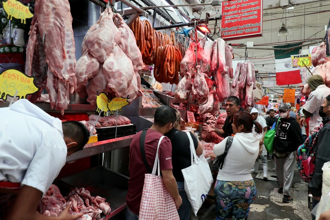 En busca de las mejores opciones para la cena de Nochebuena, en La Merced las personas están más confiadas y son pocas las que se protegen. Foto Roberto García Ortiz