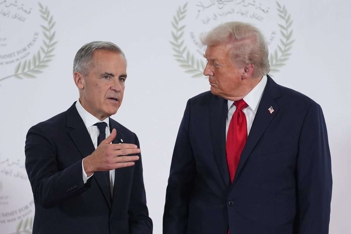 El primer ministro de Canadá, Mark Carney, y el presidente de EU, Donald Trump, durante un encuentro en Egipto, el 13 de octubre de 2025. Foto Evan Vucci, Pool / 
