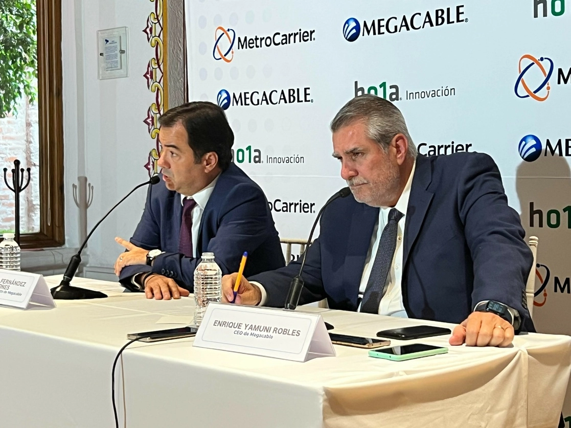 Enrique Yamuni Robles (derecha) , director general de Megacable. Foto Cortesía Megacable