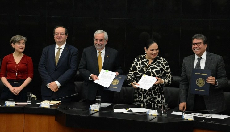 El rector Enrique Graue y la presidenta de la Mesa Directiva del Senado de la República, Mónica Fernández, signaron un convenio para realizar proyectos en materia de docencia, investigación y difusión de la cultura. Imagen https://www.dgcs.unam.mx/boletin
