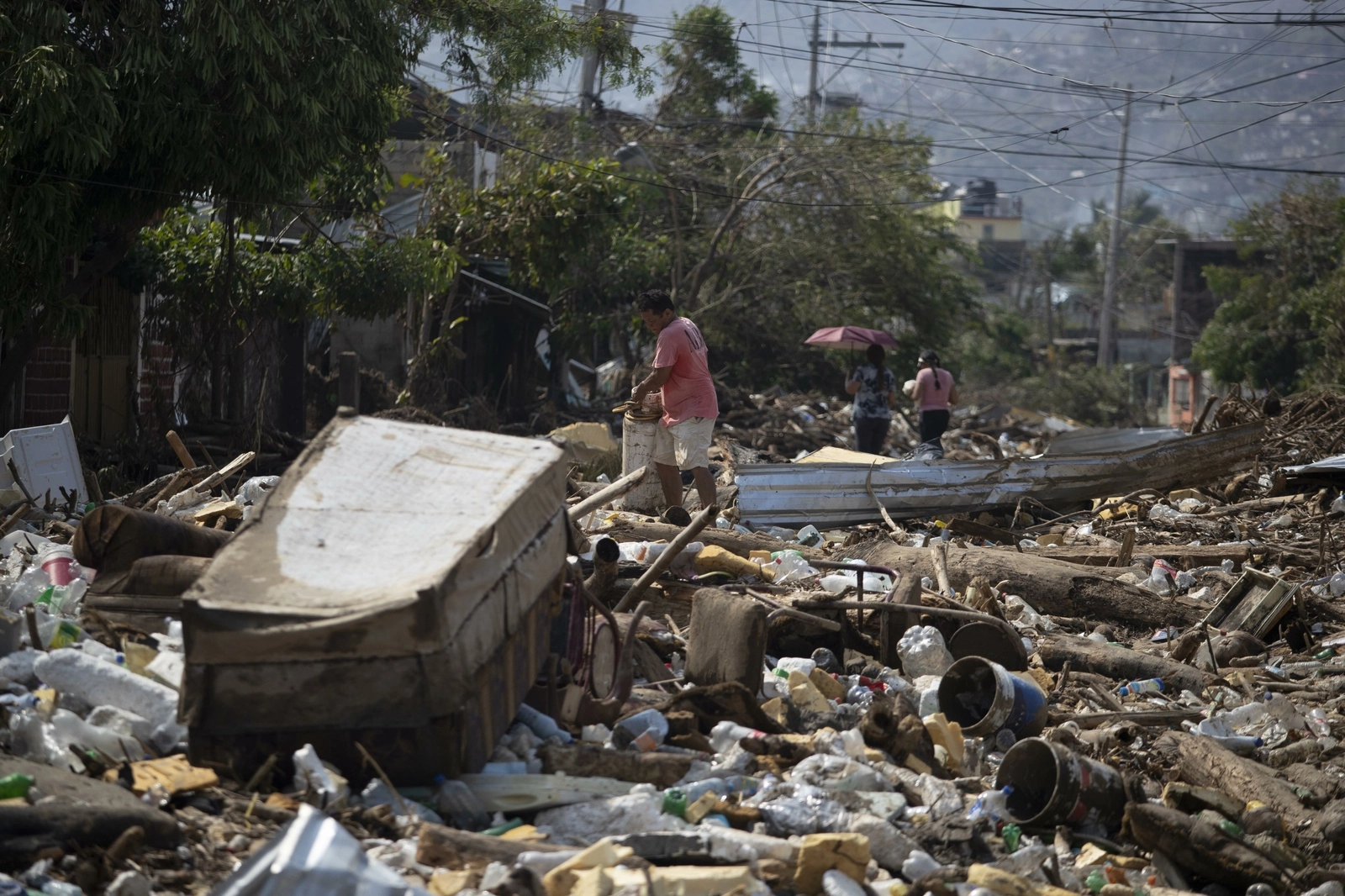 “Entendemos su desesperación, porque es mucho lo que se padece, pero estamos trabajando” para atender a todos los damnificados por el paso del huracán ‘Otis’ en la costa grande de Guerrero, aseveró el presidente Andrés Manuel López Obrador.  Foto Alfredo Domínguez