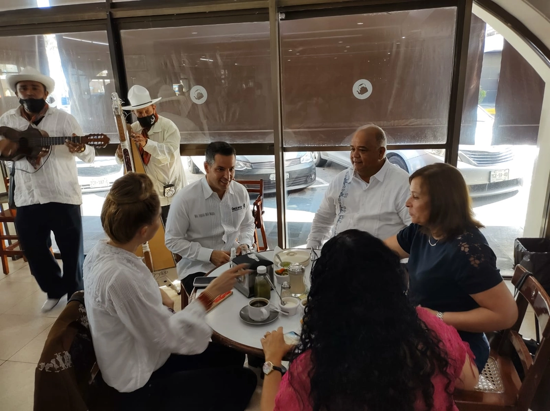 El gobernador de Oaxaca, Alejandro Murat, compartió mesa para desayunar en un reconocido restaurante del puerto veracruzano con la secretaria de Energía, Rocío Nahle, el 5 de octubre de 2021. Foto 'La Jornada'  
