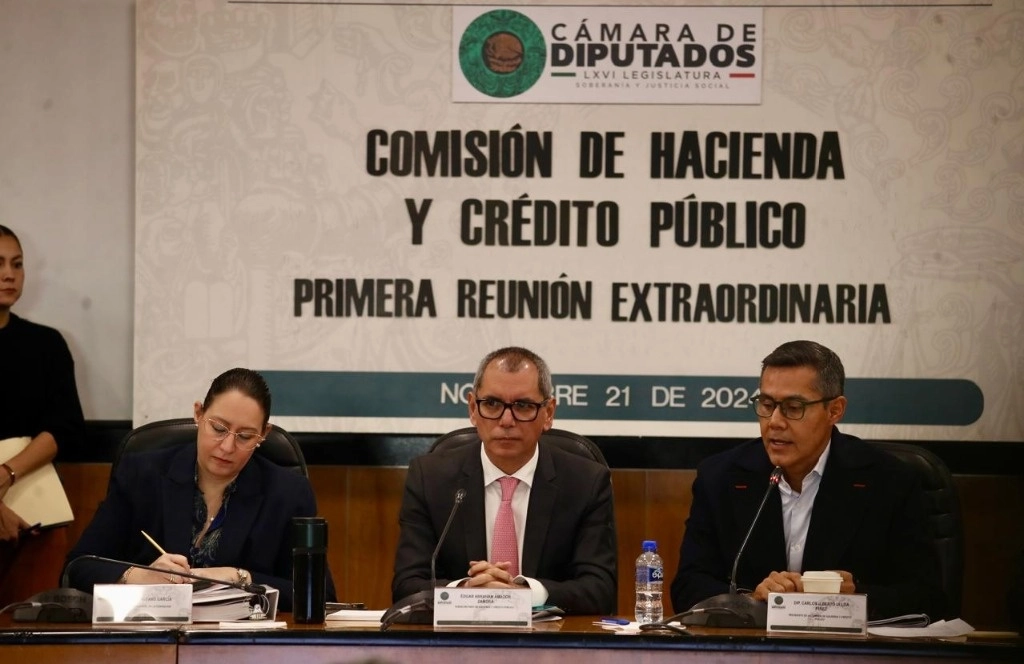 La procuradora fiscal de la Federación, Grisel Galeano; el subsecretario de Hacienda, Édgar Amador,  y el diputado Carlos Ulloa durante la sesión de la Comisión de Hacienda en San Lázaro, en la Ciudad de México, el 21 de noviembre de 2024. Foto Yazmín Ortega Cortés



