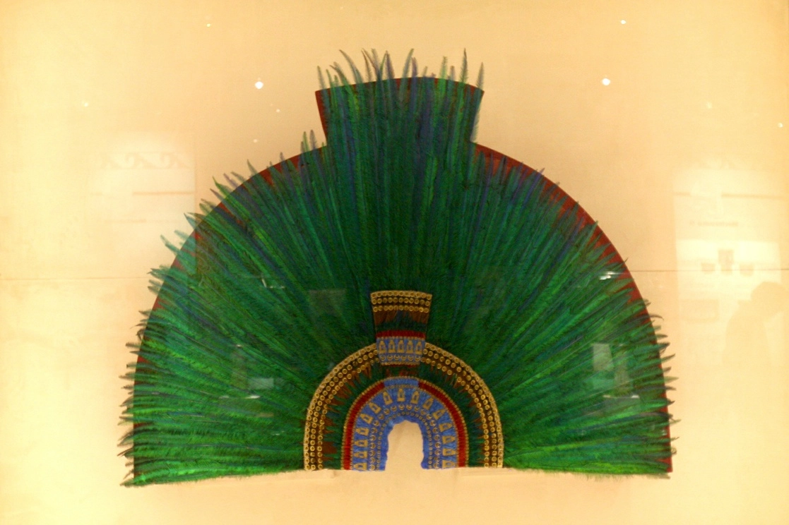Réplica del penacho original realizada para la exposición ‘Moctezuma II, tiempo y destino de un gobernante’, inaugurada en el museo del Templo Mayor el 16 de junio de 2010. Foto ‘La Jornada’