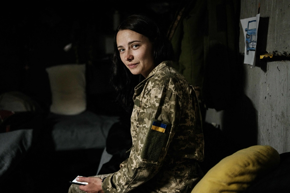 La realidad de la amenaza nuclear implica que las partes deben mantener abierta la posibilidad de negociar. En la imagen, una joven soldado de ese país y madre de un niño posa con un teléfono en Kramatorsk. Foto Afp