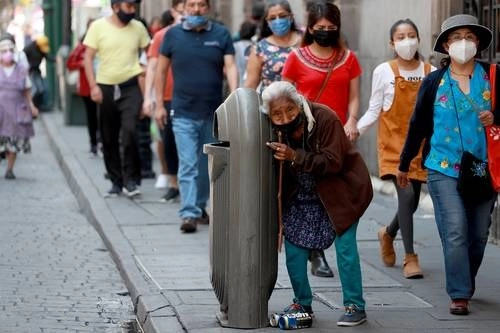 Ante la crisis económica por la pandemia de Covid-19, mucha gente busca la manera de subsistir, como esta mujer de la tercera edad que recolecta en el Centro de la Ciudad de México latas de aluminio para venderlas y ganar unos pesos. Foto María Luisa Severiano