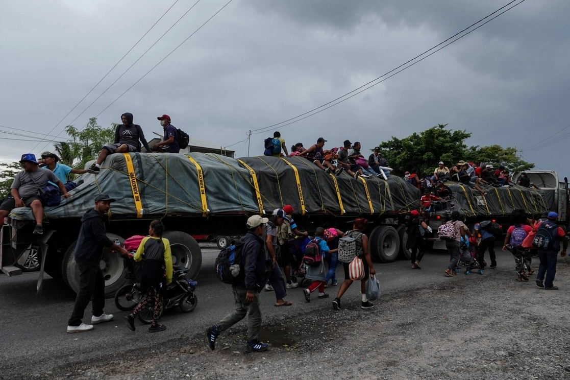 Migrantes abordan un tráiler sobre la carretera Transístmica-Sayula de Alemán-Matías Romero Avendaño hacia Piedra Blanca, Oaxaca, el 14 de noviembre de 2021. Foto Cuartoscuro 