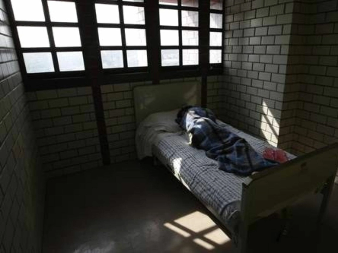 En México, aún un gran número de pacientes que ingresan a hospitales siquiátricos, clínicas de tratamiento de adicciones, albergues y cárceles para personas con discapacidad intelectual y sicosocial son víctimas de actos y omisiones que ponen en peligro su seguridad, su integridad mental e incluso su vida. Foto Cristina Rodríguez / Archivo