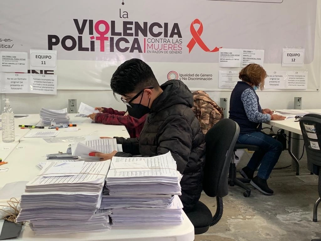 Personal del INE organiza las firmas de ciudadanos que solicitan la consulta de revocación de mandato, en la Ciudad de México, el 21 de diciembre de 2021. Foto José Antonio López