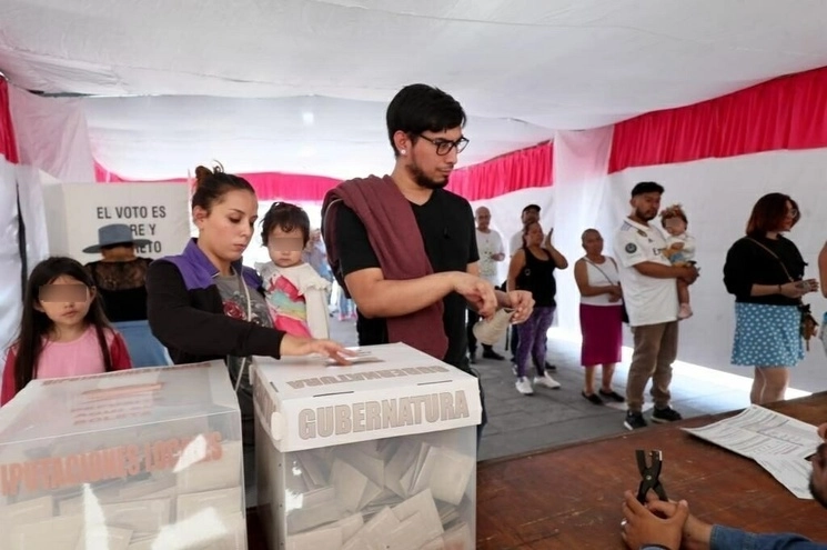 Ciudadanos participan en las votaciones para las elecciones a la gubernatura estatal del Estado de México, en la casilla especial Doctor José Maria Rodriguez, ubicada en el Centro Comercial Mexipuerto Ciudad Azteca, en el municipio de Ecatepec, el 4 de junio de 2023. Foto Roberto García Ortiz 