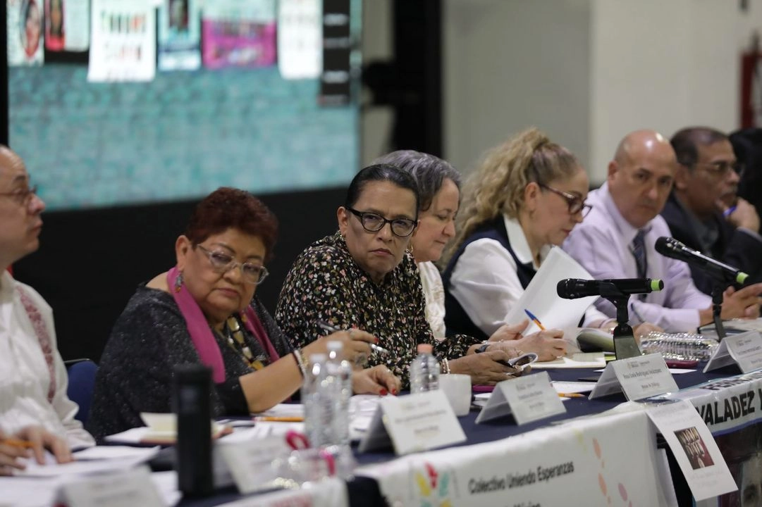 La titular de Segob, Rosa Icela Rodríguez (c,izq) durante el encuentro con colectivos de familiares de personas desaparecidas. Foto 