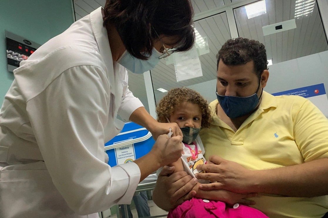 Vacunación de una niña de 3 años con Soberana Plus, en el hospital Juan Manuel Márquez de La Habana, Cuba. Foto Afp