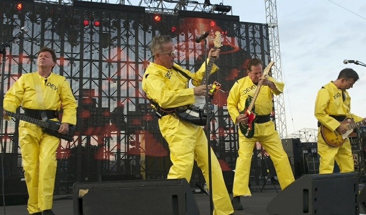 La banda de Ohio Devo anunció que dejarán de tocar en vivo. Casale (primero de la izquierda) habló para este diario. Foto @DEVO 