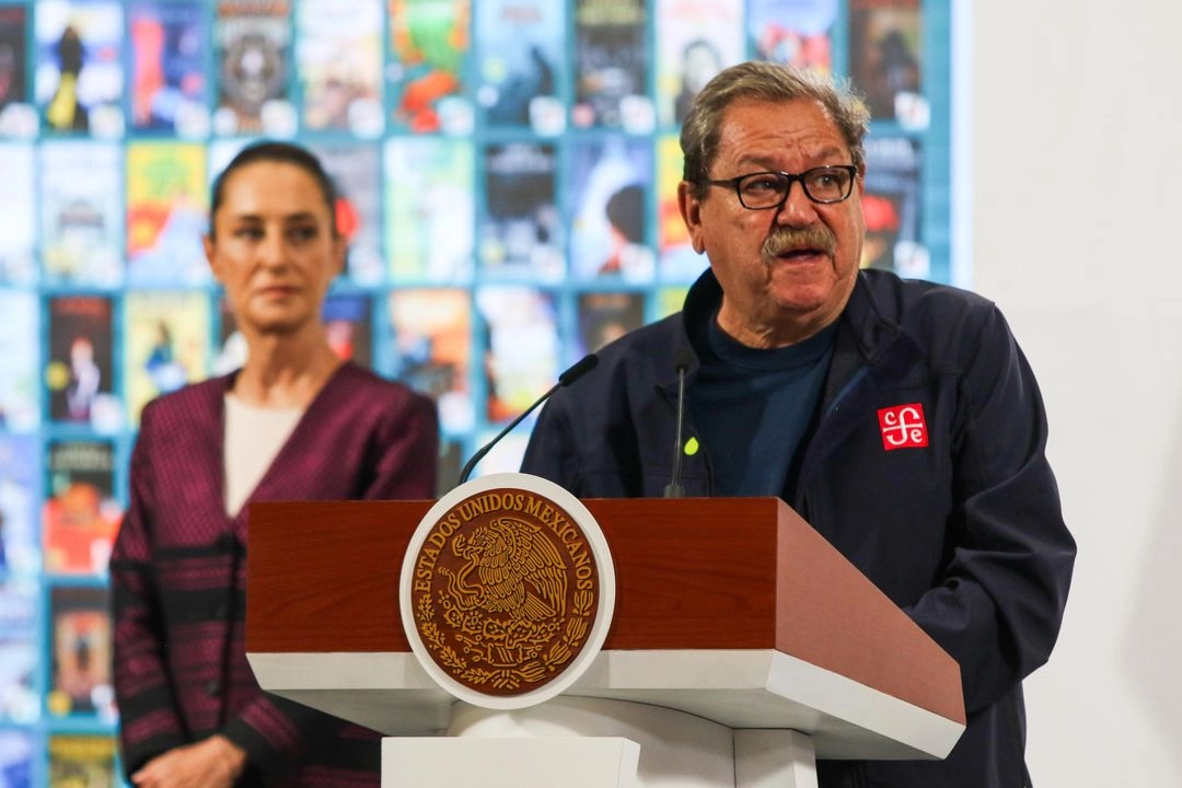La mañanera del pueblo encabezada por la Presidenta Claudia Sheinbaum Pardo en el salón Tesorería del Palacio Nacional con la presencia del director del Fondo de Cultura Económica, Paco Ignacio Taibo II. 