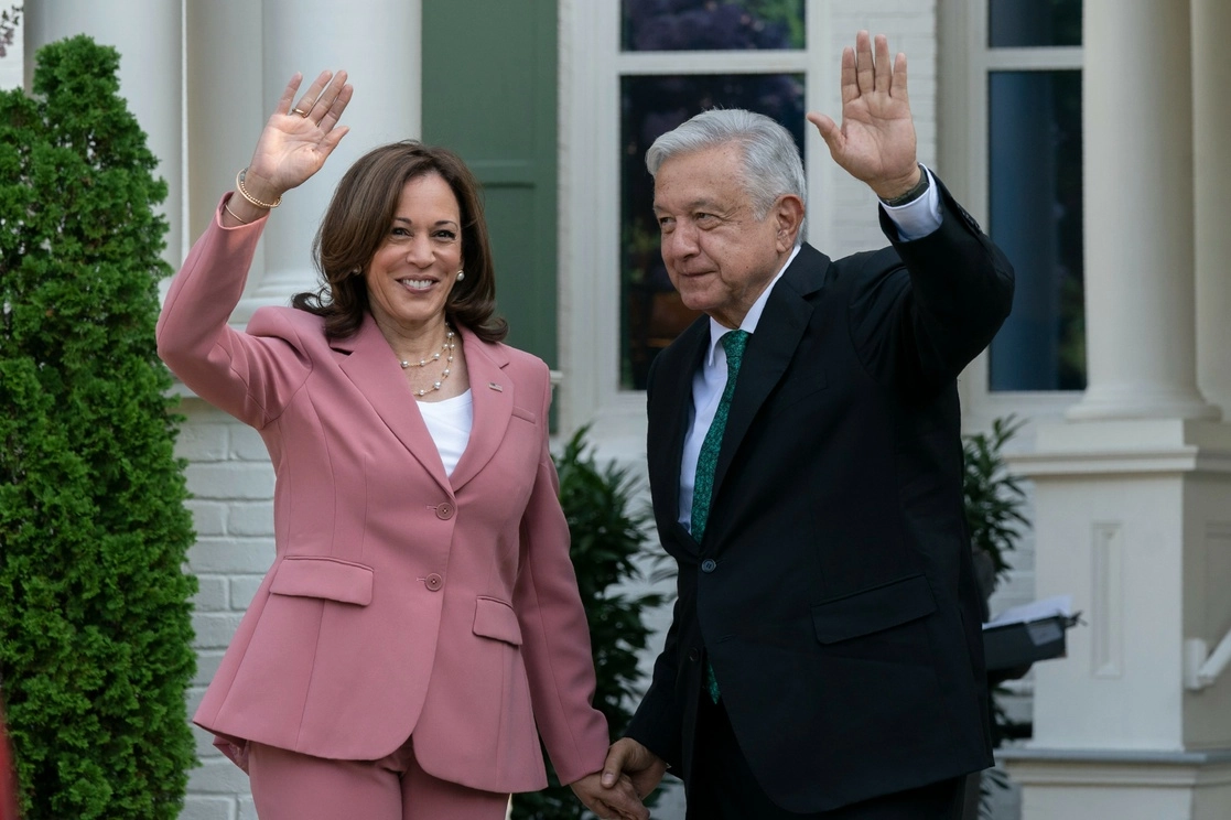 La vicepresidenta de Estados Unidos, Kamala Harris, recibe en su residencia al presidente de México, Andrés Manuel López Obrador, durante la visita de trabajo del mandatario, el 12 de julio de 2022, en Washington. Foto Ap