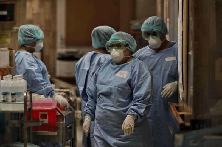 Personal médico dentro de la zona de urgencias en el hospital Juárez de México, en la CDMX. Foto Marco Peláez