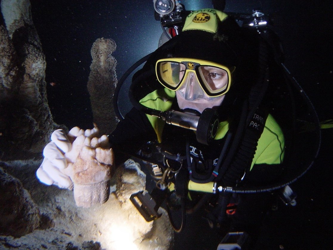 El descubrimiento de 10 cráneos humanos prehistóricos a lo largo de una década de investigaciones en la zona de Tulum, Quintana Roo, replantea las teorías acerca de los orígenes de los primeros pobladores del continente, explica el paleontólogo alemán Wolfgang Stinnesbeck. Foto Aldo Castro / INAH