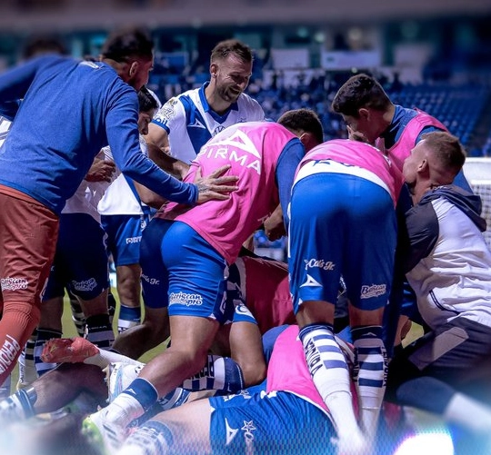 Jugadores del Puebla festejan una anotación durante el encuentro. Foto tomada de la cuenta de X @ClubPueblaMX
