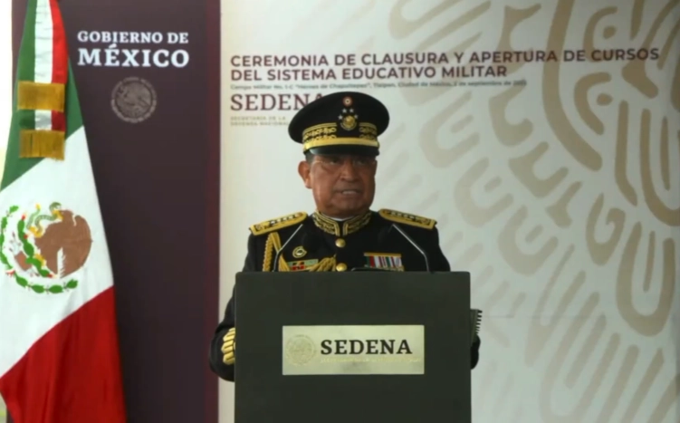 El titular de Sedena, Luis Cresencio Sandoval durante la cereminia. Fotograma tomado del video emitido por Sedena