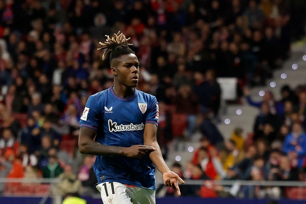 El delantero español #11 del Athletic de Bilbao, Nico Williams, muestra su color de piel mientras celebra marcar el primer gol de su equipo luego de presuntos insultos racistas durante el partido de fútbol de la liga española entre el Club Atlético de Madrid y el Athletic Club de Bilbao en el estadio Metropolitano de Madrid el 27 de abril. Foto Afp