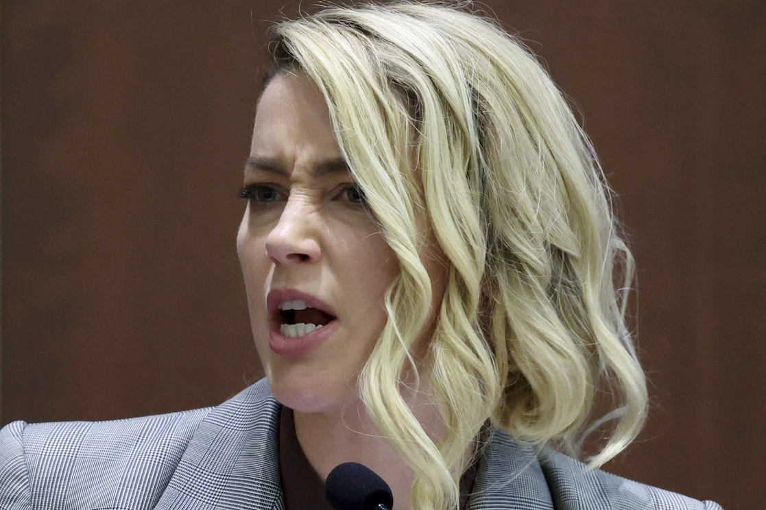 La actriz Amber Heard dijo hoy al jurado que enfrenta acoso y amenazas de muerte en internet todos los días por sus afirmaciones de que su ex esposo Johnny Depp abusó de ella. Foto Afp 